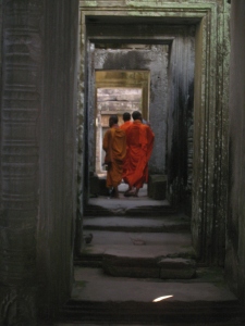 Les robes colorées des moines attirent l'oeil au détour des galeries.
